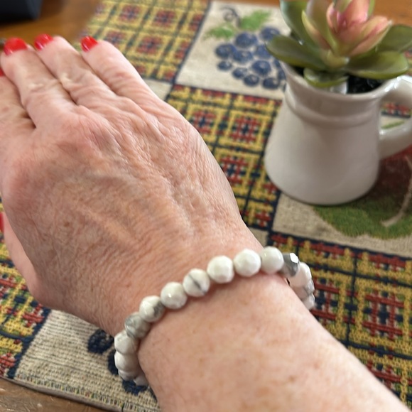 Hand Crafted Faceted Howlite Stretch Bracelet - Picture 3 of 5
